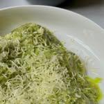 Palta recién cortada en la preparación de un plato de La Cantina del Social Rocha